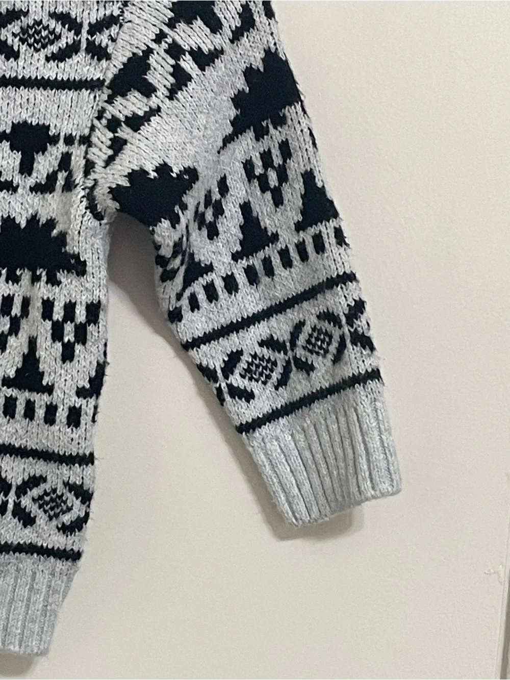 Old Navy Black & Gray Geometric Knit Sweater